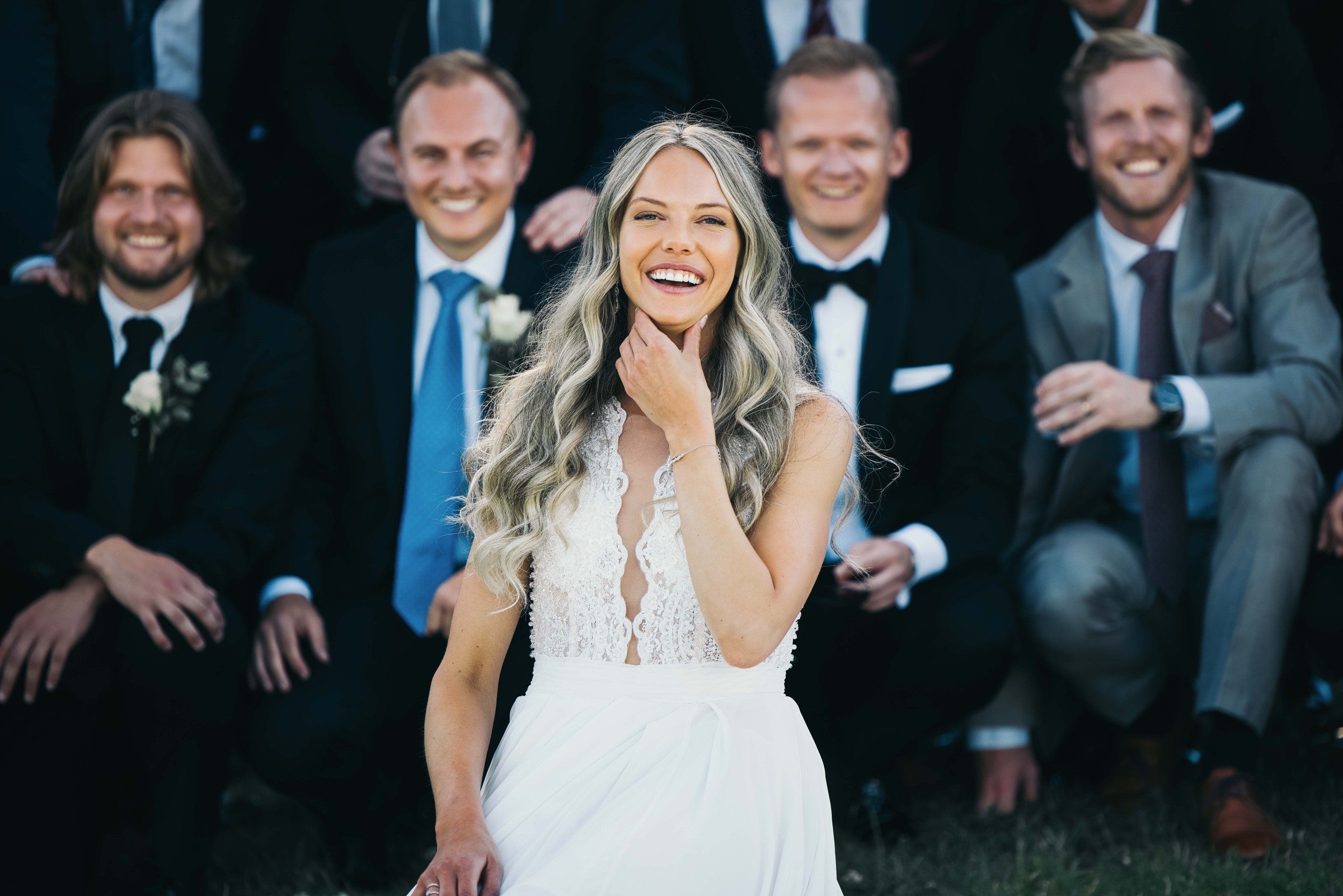 Solveig ler foran en gruppe gjester