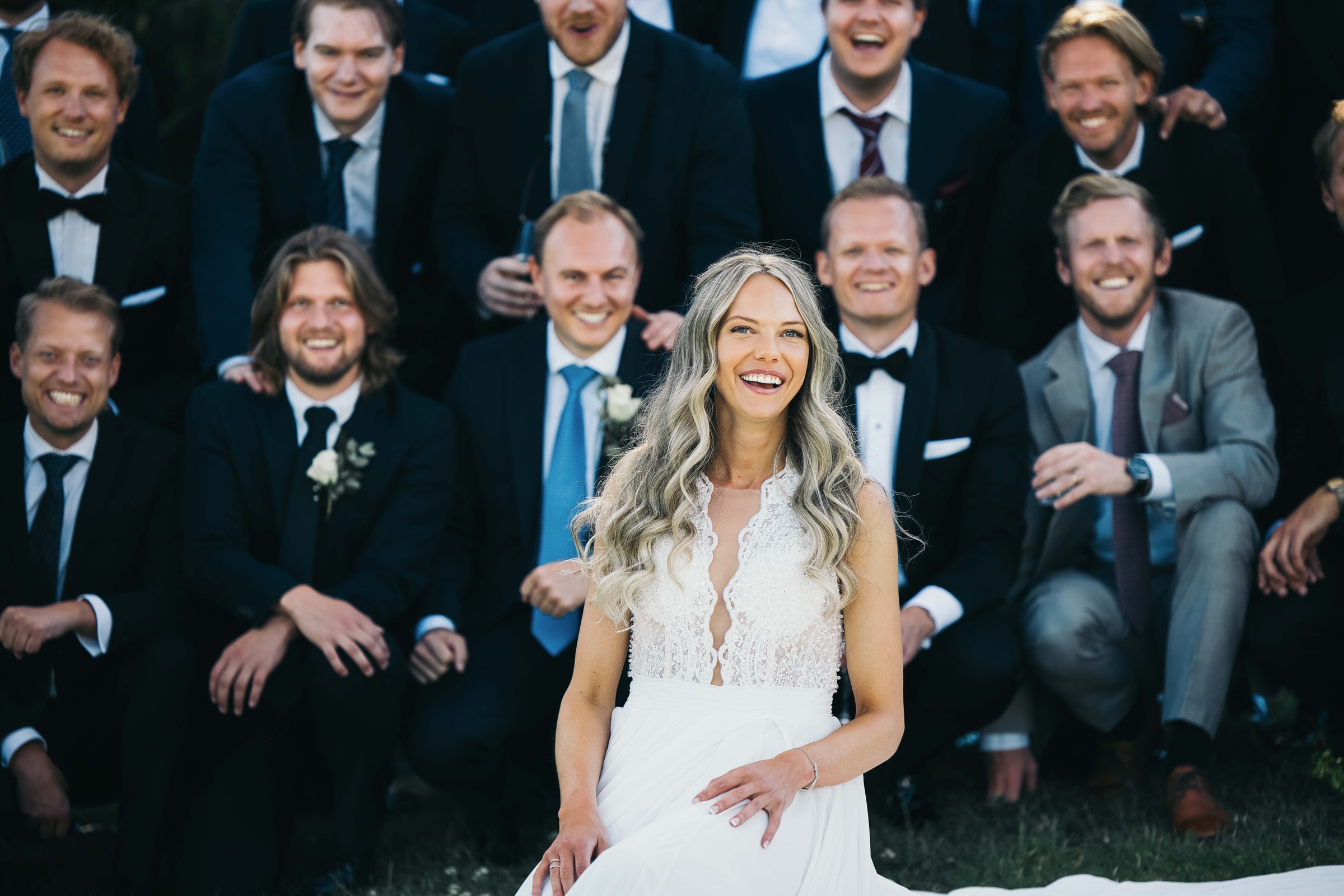 Solveig og gjestene samlet i hagen