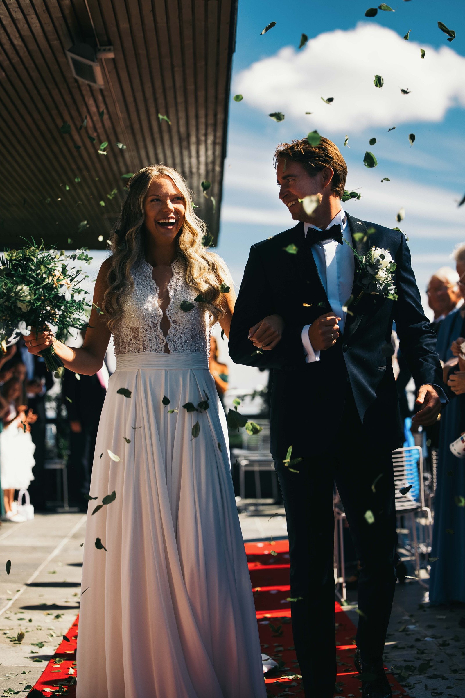 Solveig og Tore går sammen mens gjestene kaster konfetti
