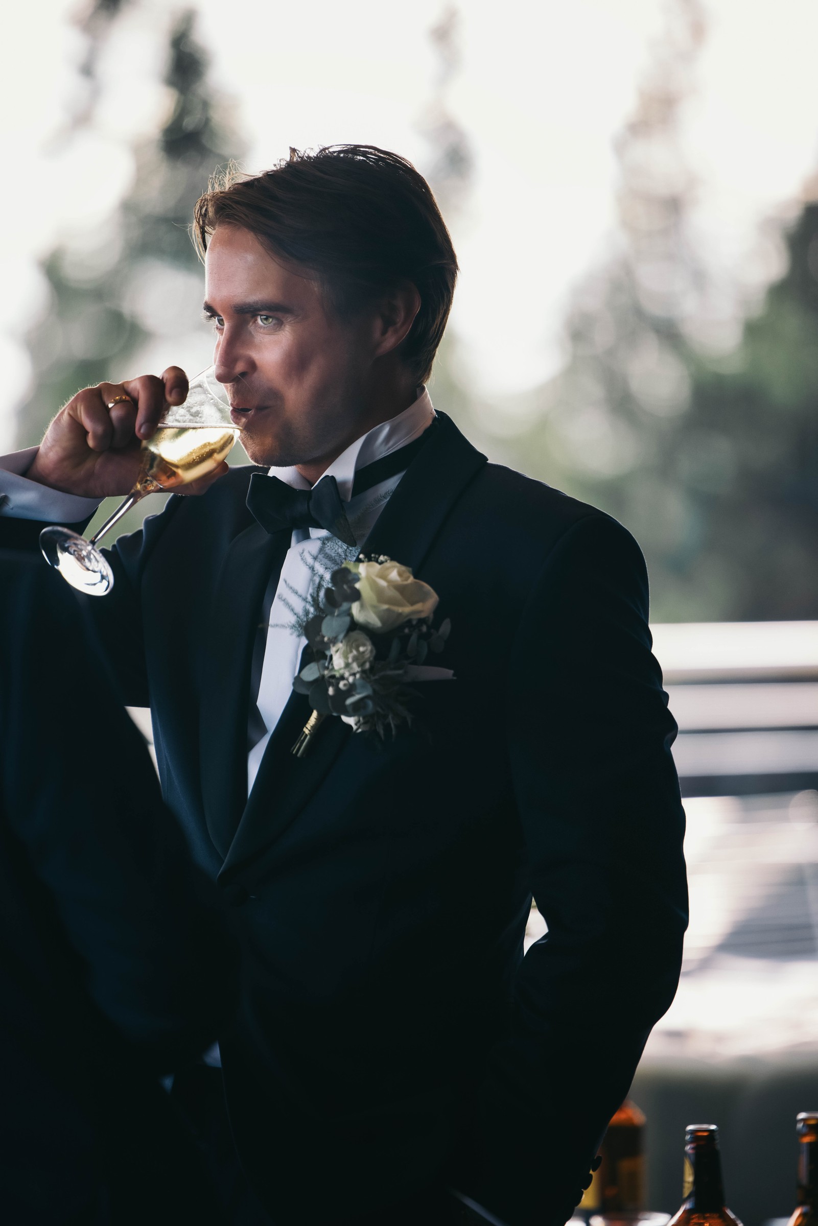 En gjest løfter glasset