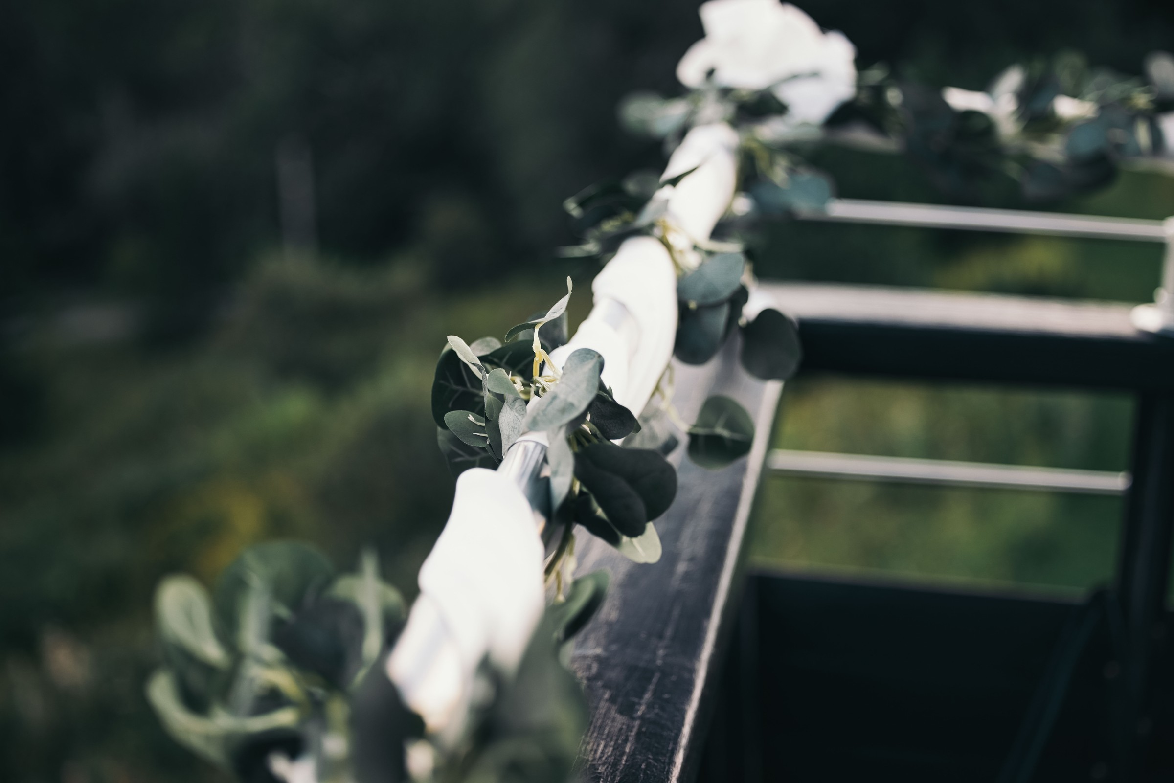 Hvite blomster langs rekkverket