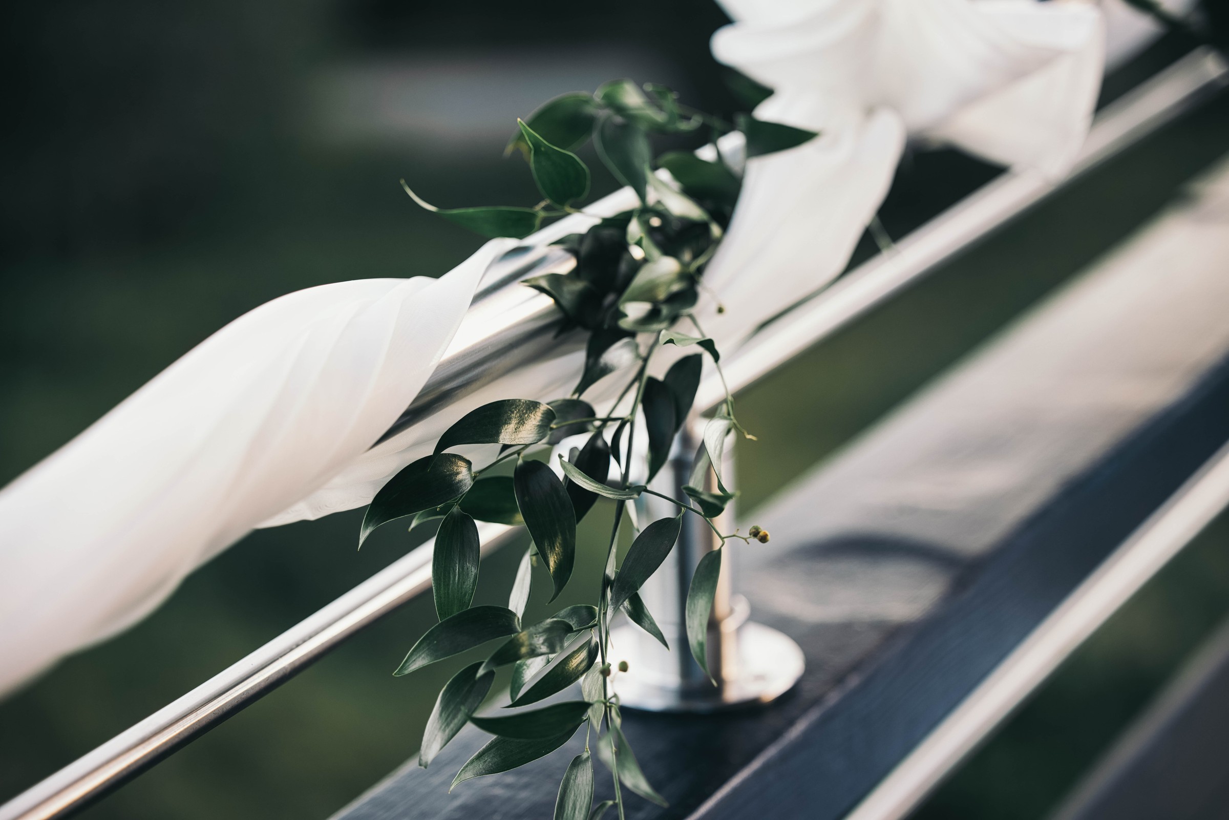 Blomster og hvitt stoff på rekkverket