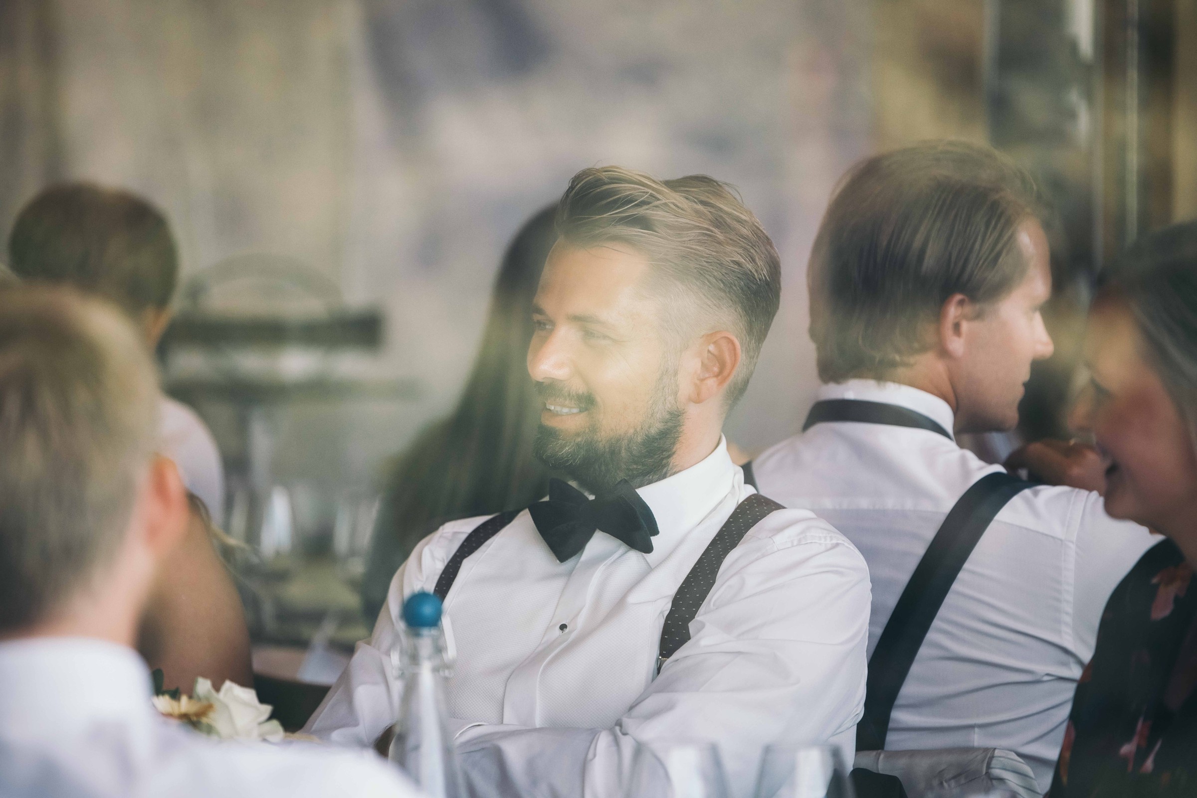 Gjester i samtale ved bordet