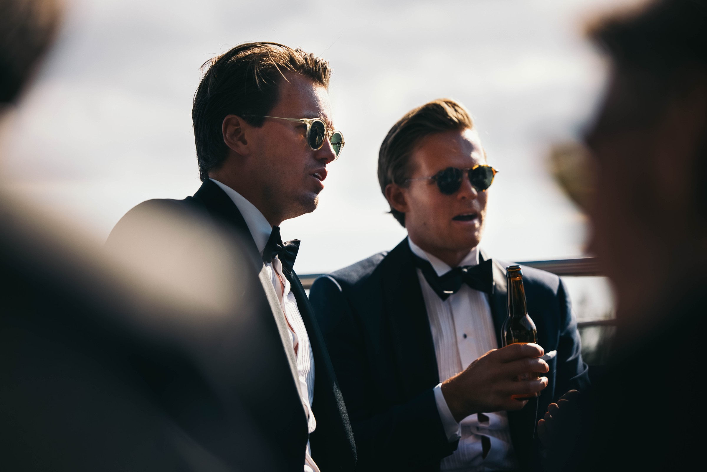 Gjester i smoking ute i solen