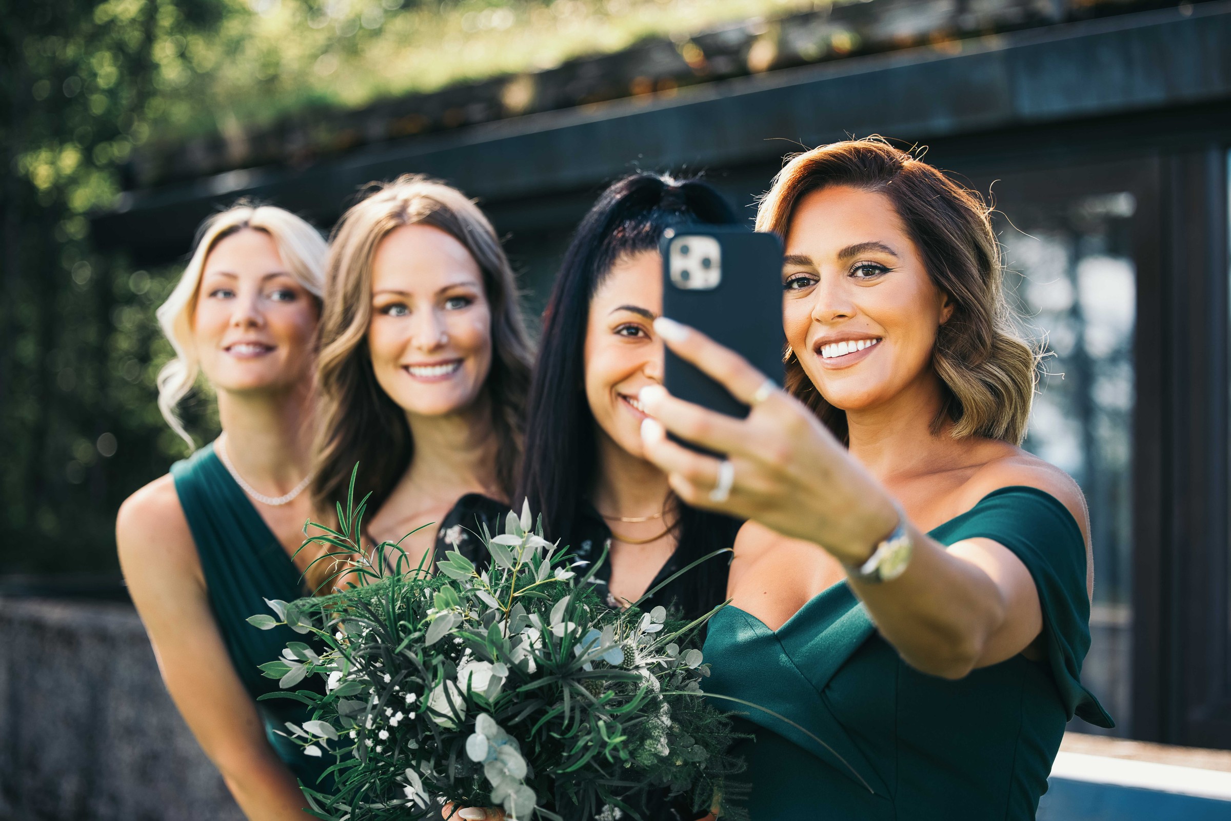 Tre gjester tar en selfie