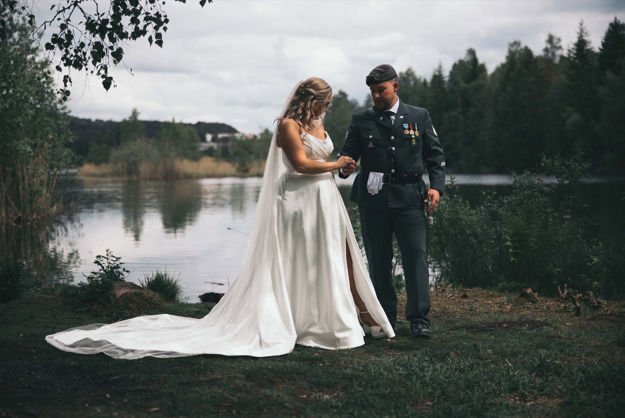 Kamilla og Daniel ved innsjøen