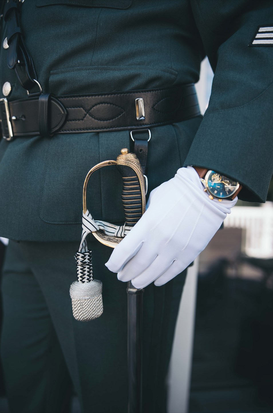 Detaljer av Daniels uniform, hansker og sabel