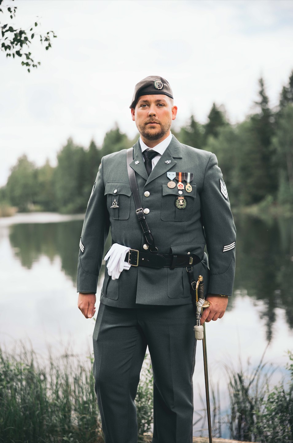 Daniel i uniform ved vannet