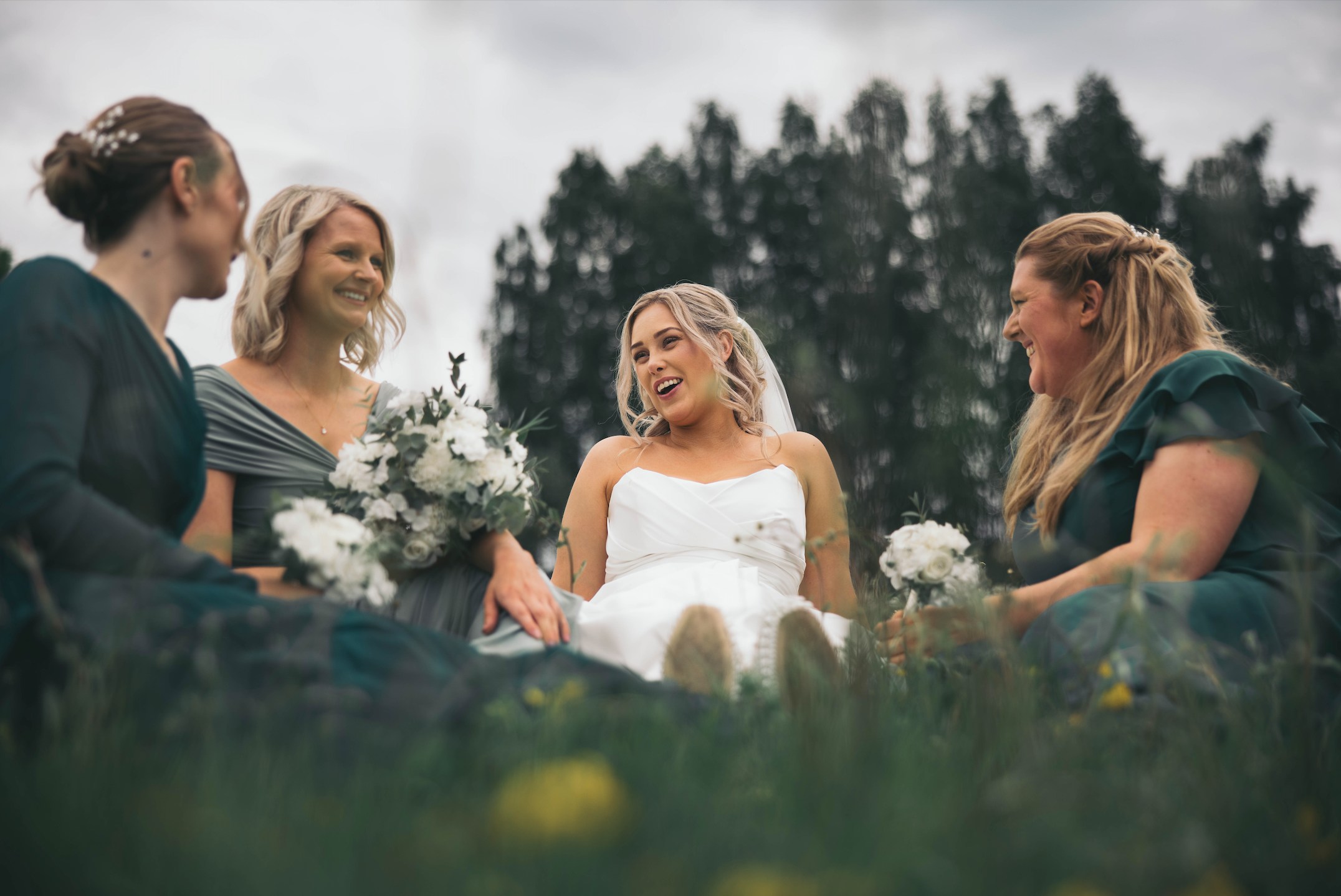 Kamilla ler sammen med venner