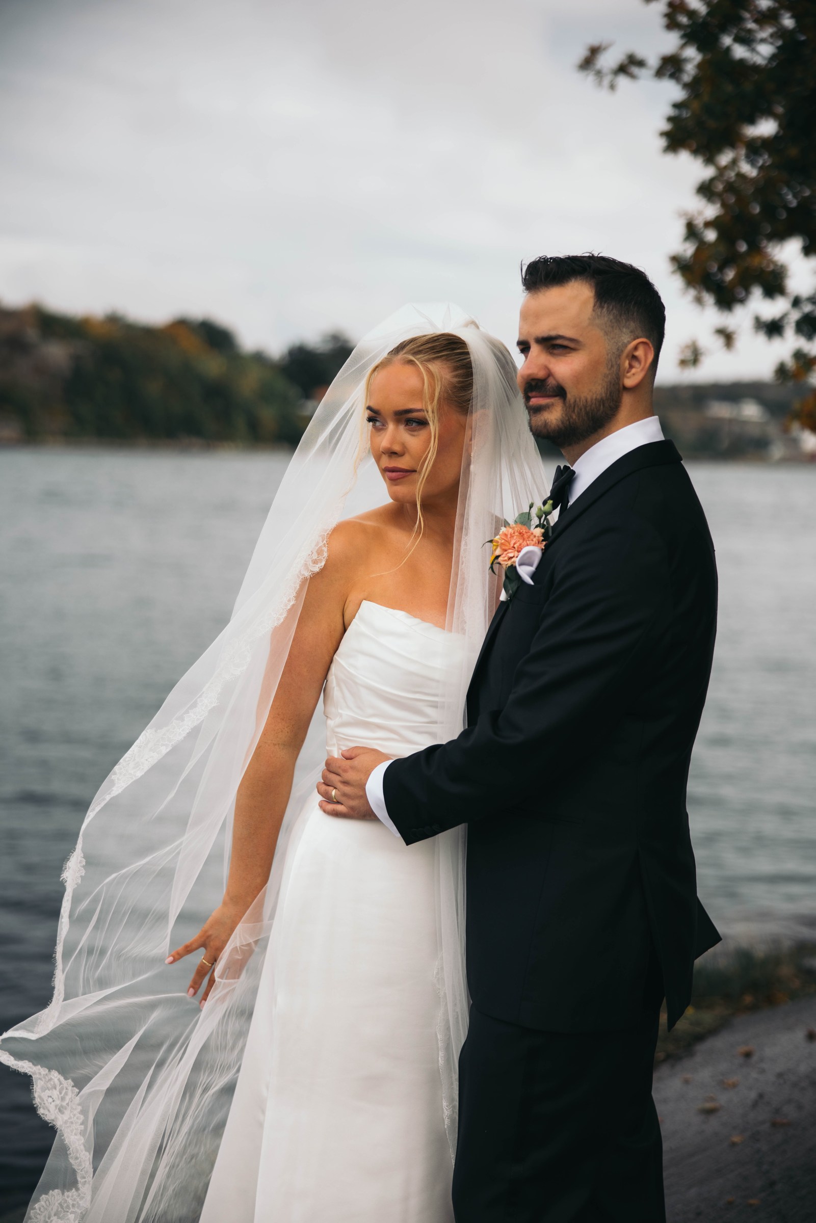Elisabeth og Andreas med sløret ved sjøen