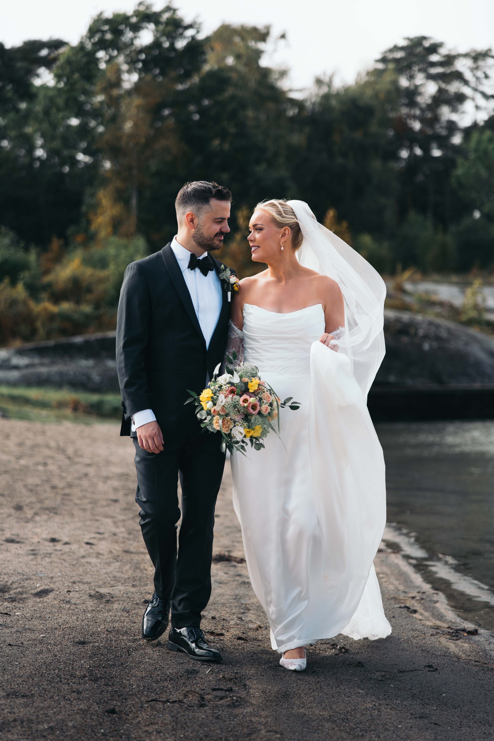Elisabeth og Andreas sammen på stien ved vannet